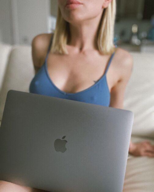 Сараби стримерша бодиарт Сараби стримерша бодиарт