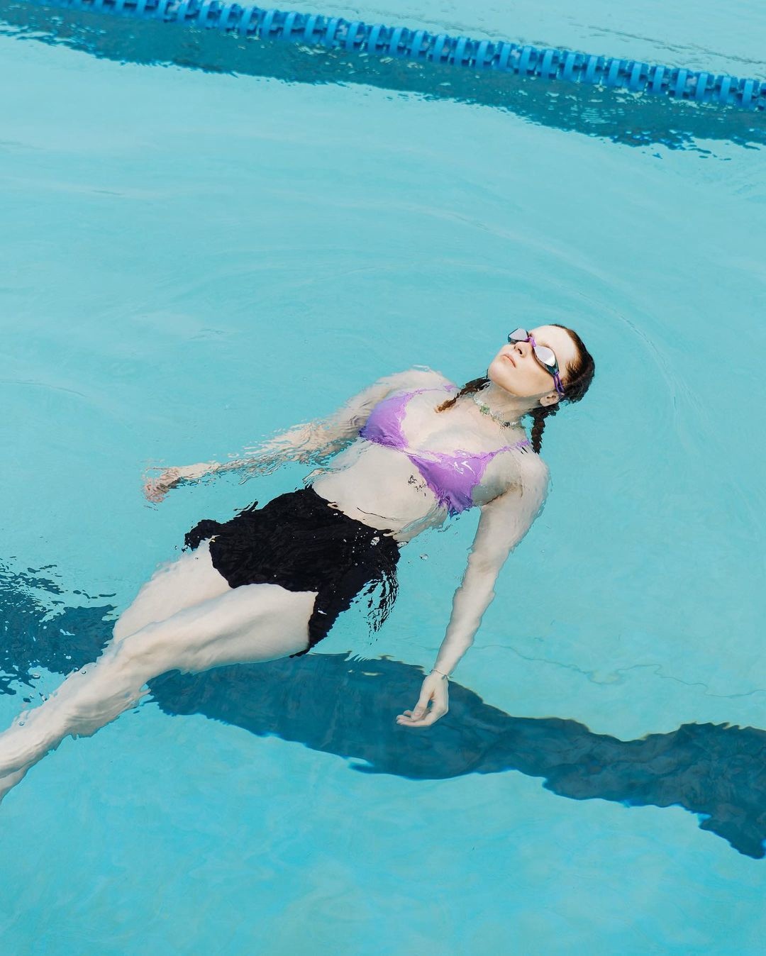 Горячие снимки из бассейна, Монеточка плавает на спине в купальнике. Горячие снимки из бассейна, Монеточка плавает на спине в купальнике.