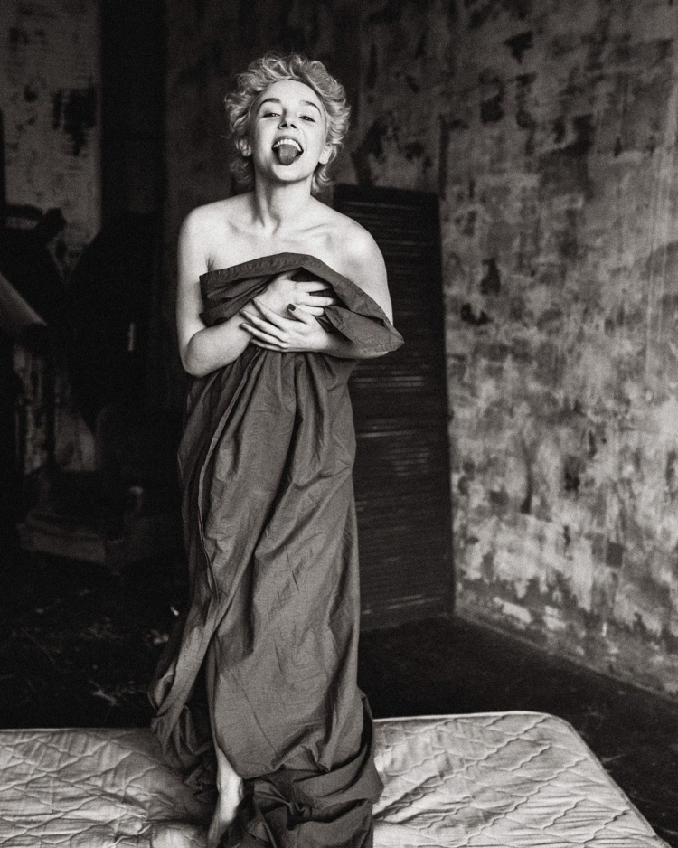 Стоит отметить, что девушка является актрисой уже в третьем поколение. Стоит отметить, что девушка является актрисой уже в третьем поколение.