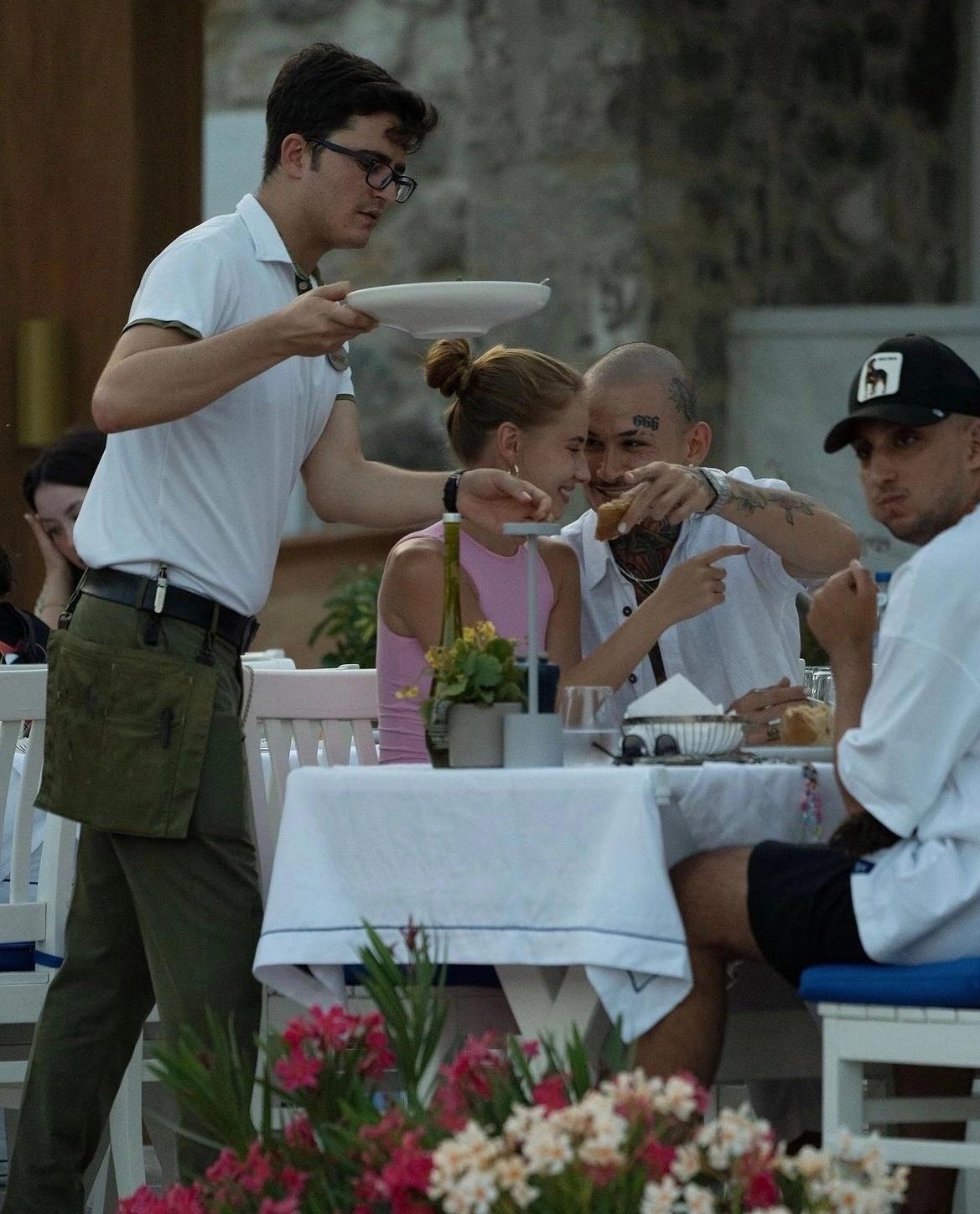 Моргенштерн носит одежду лизы василенко. Моргенштерн носит одежду лизы василенко.