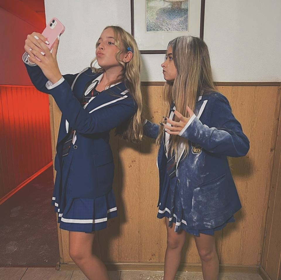 настасия Семенюк (Полина из ШГШ) фотографирует себя на телефон. настасия Семенюк (Полина из ШГШ) фотографирует себя на телефон.