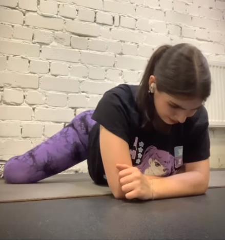 Сексуальная растяжка от бусинки.