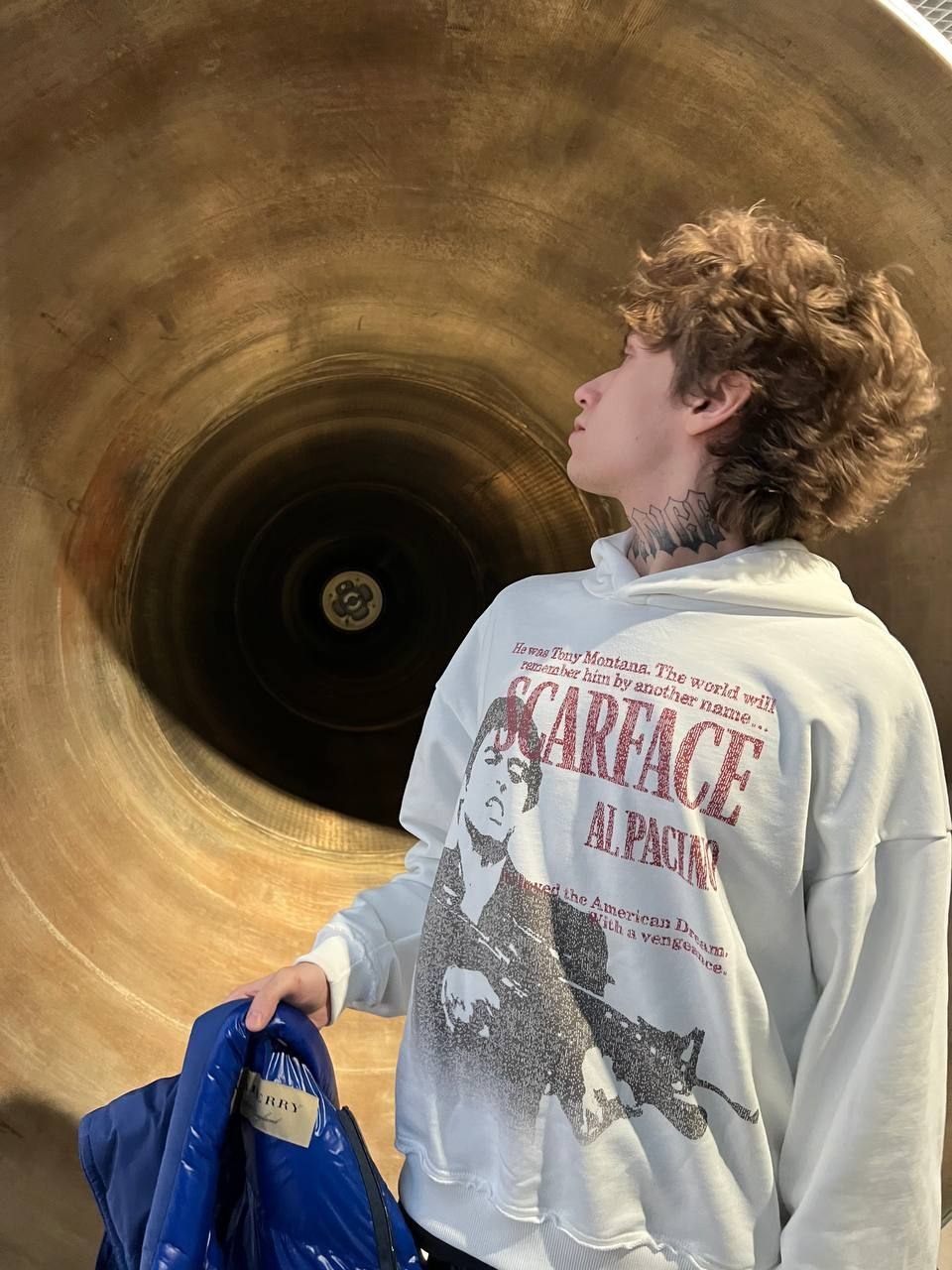 Урагану с его шевелюрой только в аэро трубу надо ещё угодить.