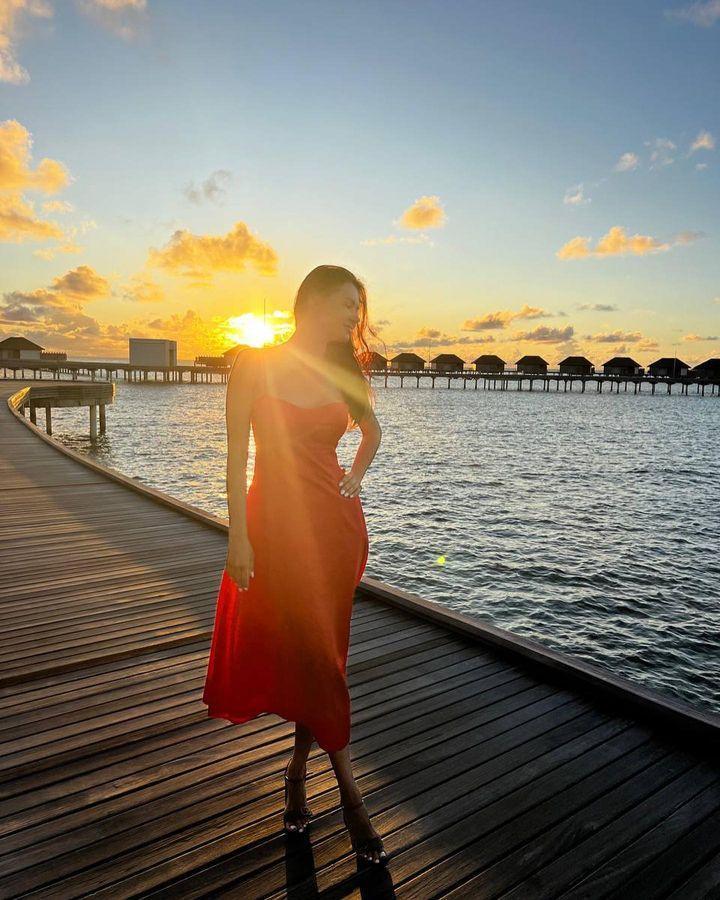 Ещё один красивый кадр с Дианой в красном платье на фоне заката.