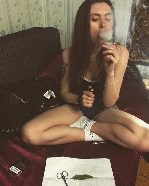 Кроме замужества с Пашей Техником девушка набрала большую и скандальную популярность благодаря сливу интимных фото с известным рэпером Мироном Фёдоровым (Oxxxymiron). Кроме замужества с Пашей Техником девушка набрала большую и скандальную популярность благодаря сливу интимных фото с известным рэпером Мироном Фёдоровым (Oxxxymiron).