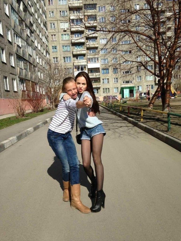 Старая фотография где Арина гуляет на улице в чёрных чулках вместе с подругой. Старая фотография где Арина гуляет на улице в чёрных чулках вместе с подругой.