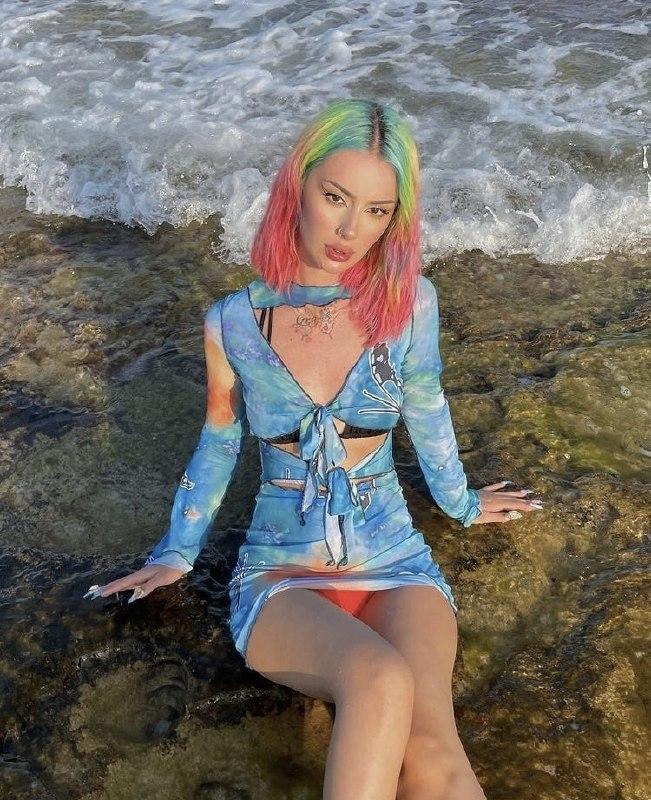 Но девушка радует поклонников горячими фотографиями в Instagram. Но девушка радует поклонников горячими фотографиями в Instagram.