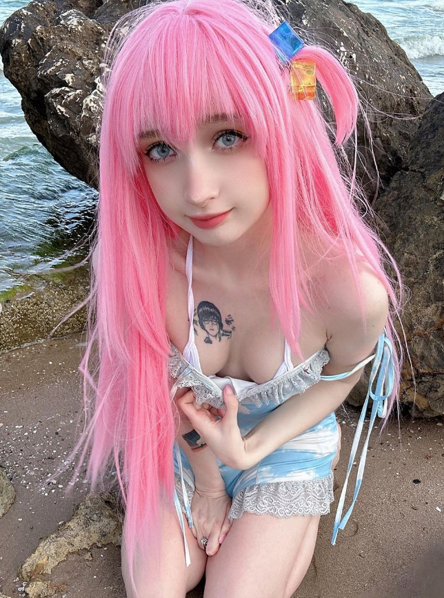 А тут наша героиня с розовыми волосами в летнем платье у моря.