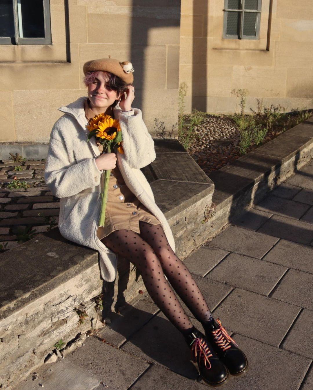 Смешной снимок vakuolly в пальто, беретке и чёрных чулках с сердечками. Смешной снимок vakuolly в пальто, беретке и чёрных чулках с сердечками.