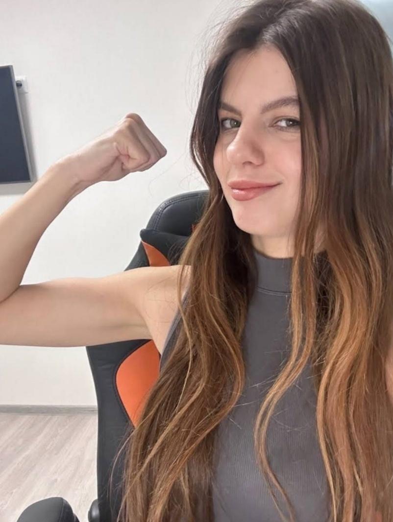 Угарное селфи анетка решила показать с мошцы. Угарное селфи анетка решила показать с мошцы.