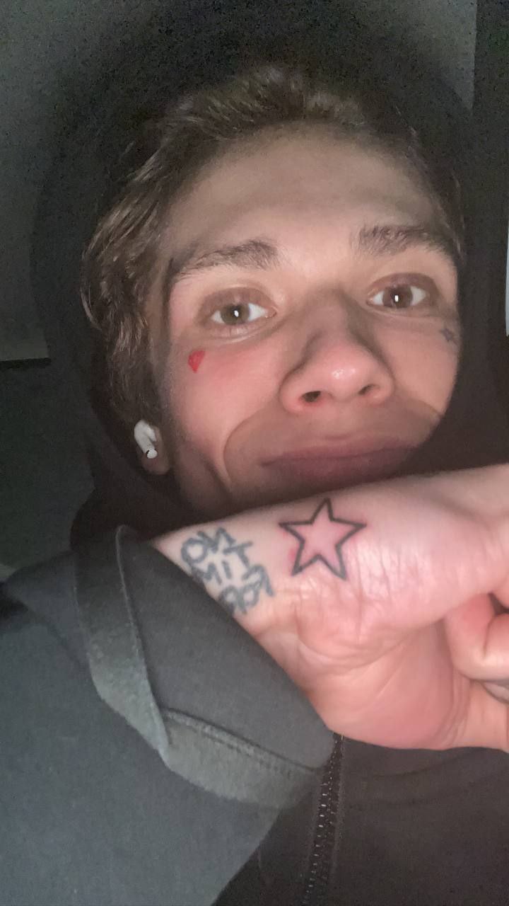 Ураган Хокаге показывает свои татуировки на слитых фото из телеги.