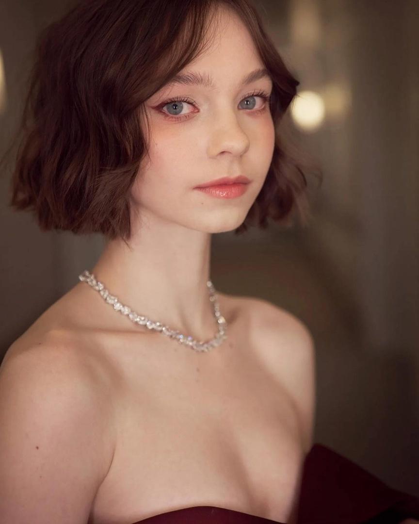 Как установить Эмма Майерс обои на ваш телефон.