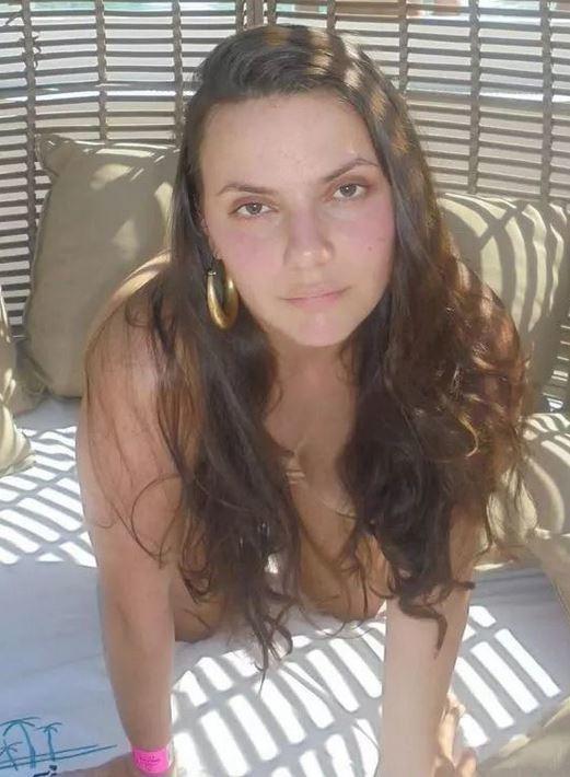 Откровенная фотка с Лора X-23 (Дафни Кин) с голой грудью прикрытой волосами. Откровенная фотка с Лора X-23 (Дафни Кин) с голой грудью прикрытой волосами.