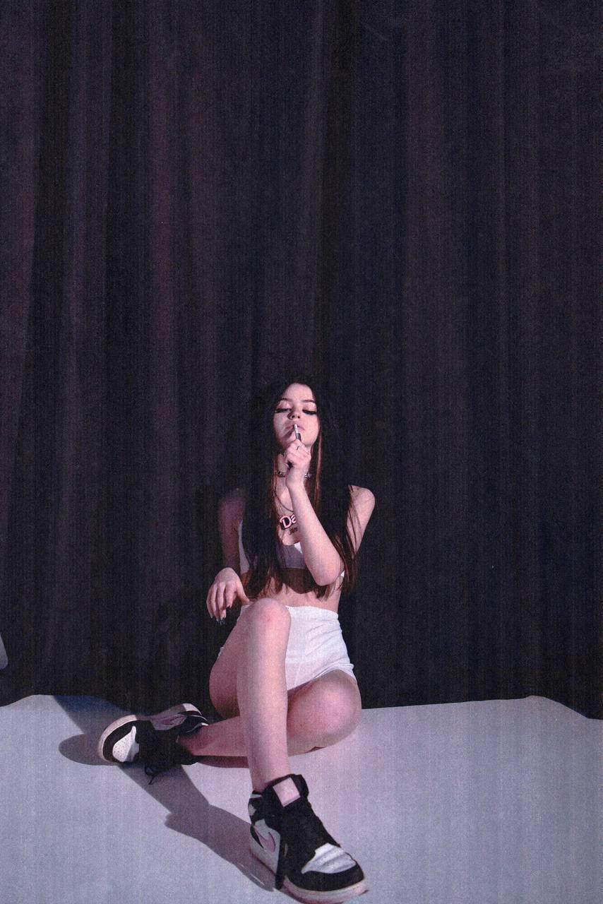 Невада решила показать как она красит губы. Невада решила показать как она красит губы.