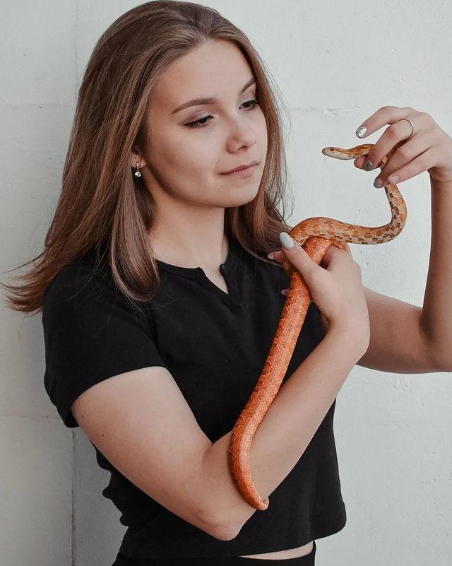 Очередной кадр со змеёй в руках, видимо девушка к ним неравнодушна.