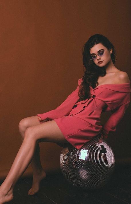 Она родилась в самом конце XX века в семье Владимира Медведева и Людмилы Вистингаузен. Она родилась в самом конце XX века в семье Владимира Медведева и Людмилы Вистингаузен.