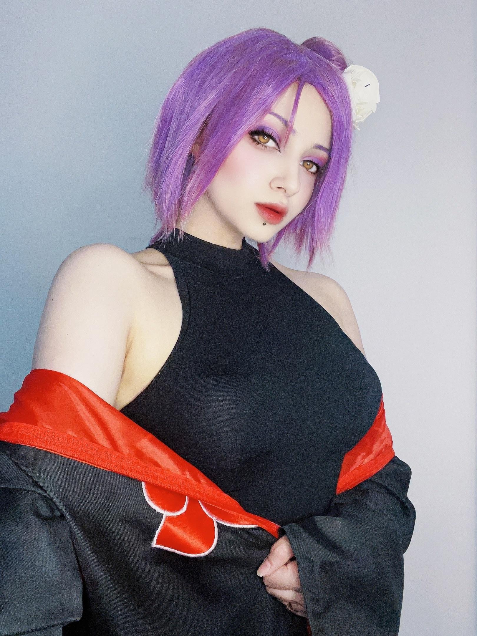 Блогерша evelinaava с фиолетовыми волосами.