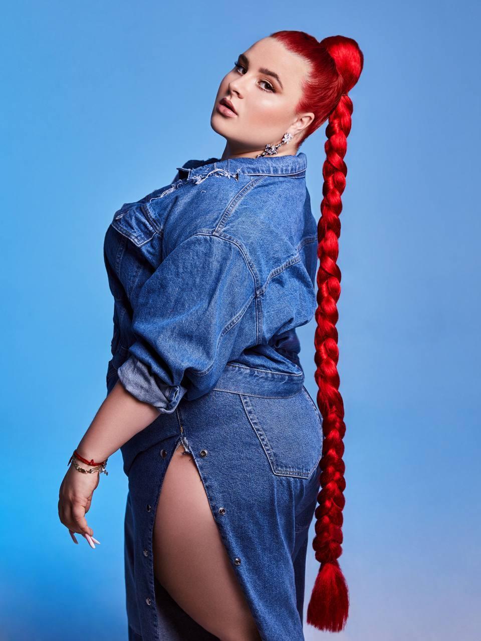 Берникова удивила своих фанатов снимком в джинсовой одежде и с ярко красной косой. Берникова удивила своих фанатов снимком в джинсовой одежде и с ярко красной косой.