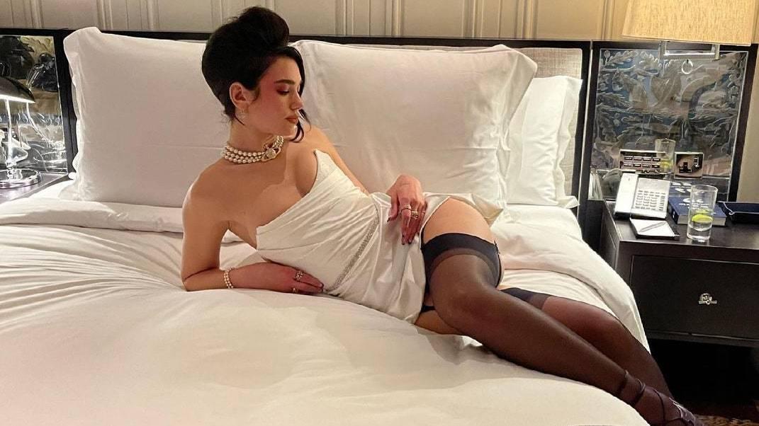 В итоге неудачная работа моделью позже стала вдохновением для хита «Blow Your Mind (Mwah)». В итоге неудачная работа моделью позже стала вдохновением для хита «Blow Your Mind (Mwah)».