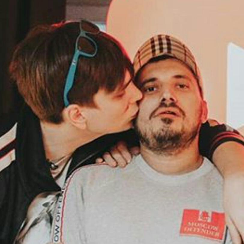 Слитая в сеть фотка поцелуя в щёчку Хан Замай и Слава КПСС. Слитая в сеть фотка поцелуя в щёчку Хан Замай и Слава КПСС.