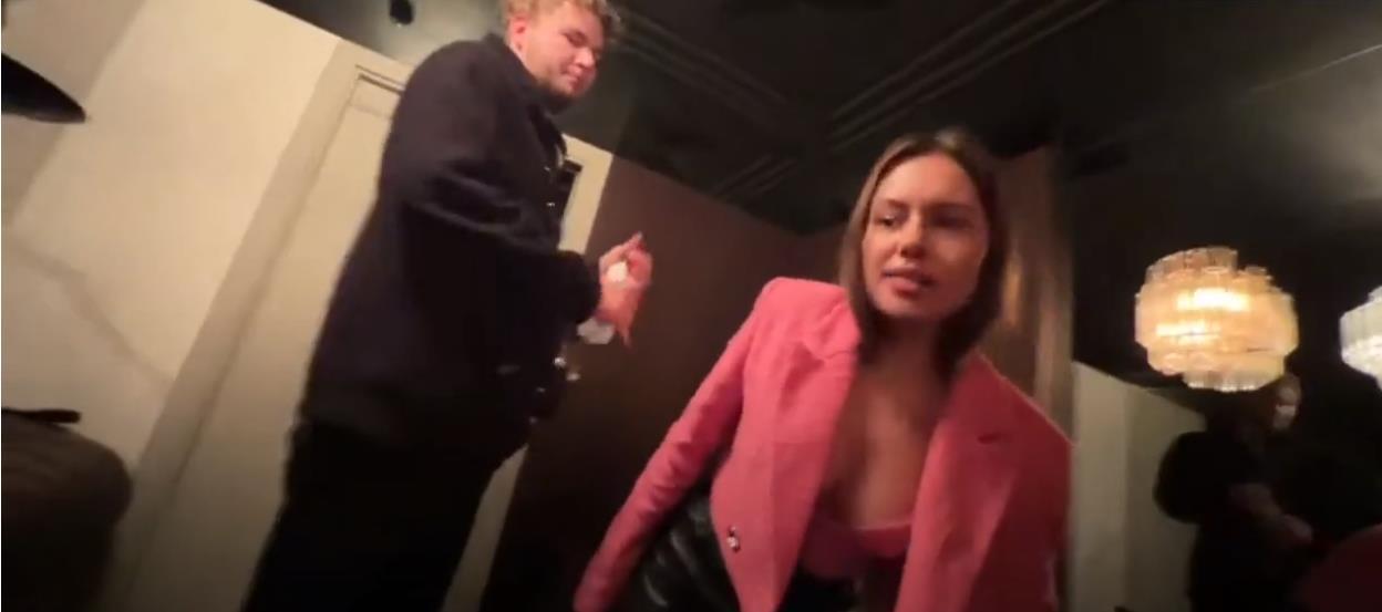 Слитая в сеть фотка на котором Каролина засветила грудь в розовом лифчике. Слитая в сеть фотка на котором Каролина засветила грудь в розовом лифчике.