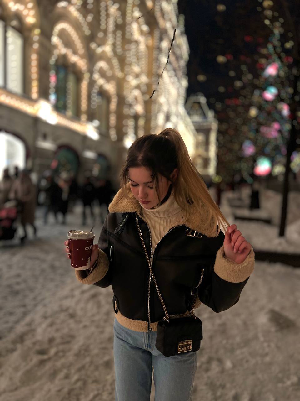 Красивое зимнее фото нашей героини с кофе в руках.
