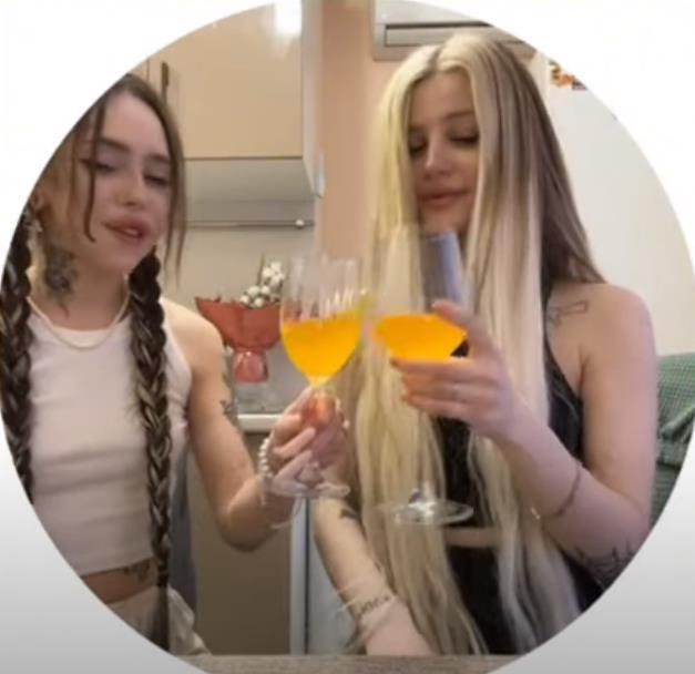 8 Марта Ксанни Банни и Лапа Хапа праздновали вместе, это то самое фото из видео где она ест стекло. 8 Марта Ксанни Банни и Лапа Хапа праздновали вместе, это то самое фото из видео где она ест стекло.