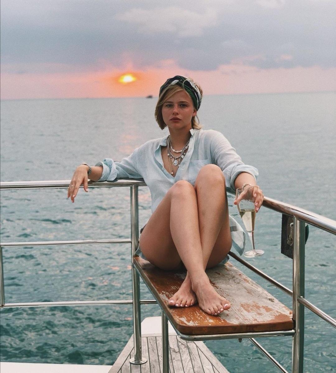 Красивая фото на фоне заката в море! Красивая фото на фоне заката в море!