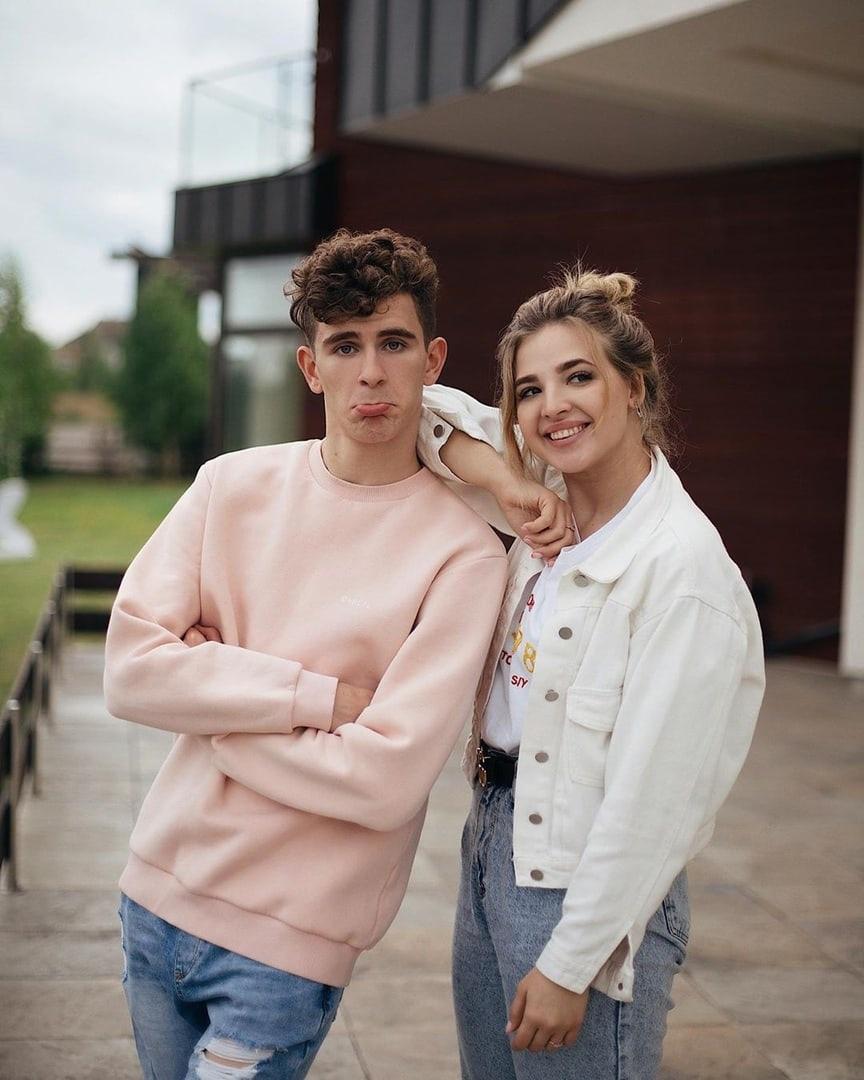 Не смотря, на такое прекрасное совместное прошлое, говорят, что ребята даже отписались друг от друга в социальных сетях.