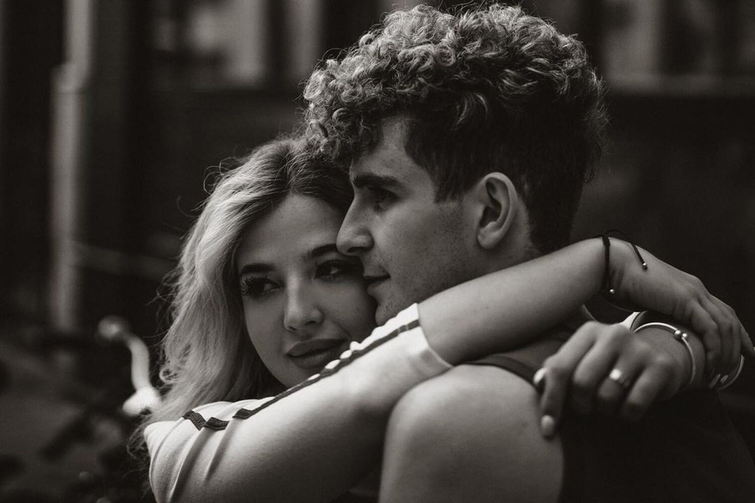 Красивое чёрное белое фото, одно из самых популярных пар в мире блогеров Ани и Артура.