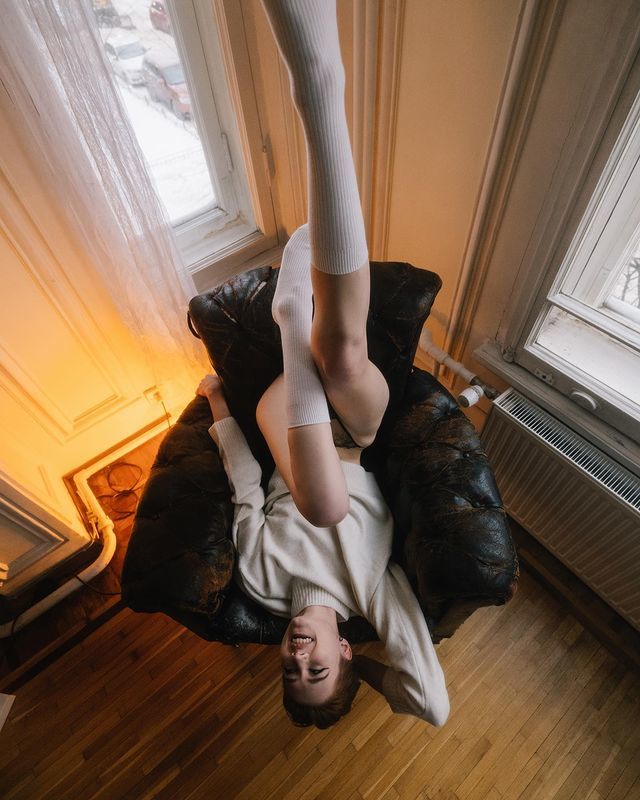 Смешной снимок Арины "ГП" в кожаном кресле в белых гетрах.