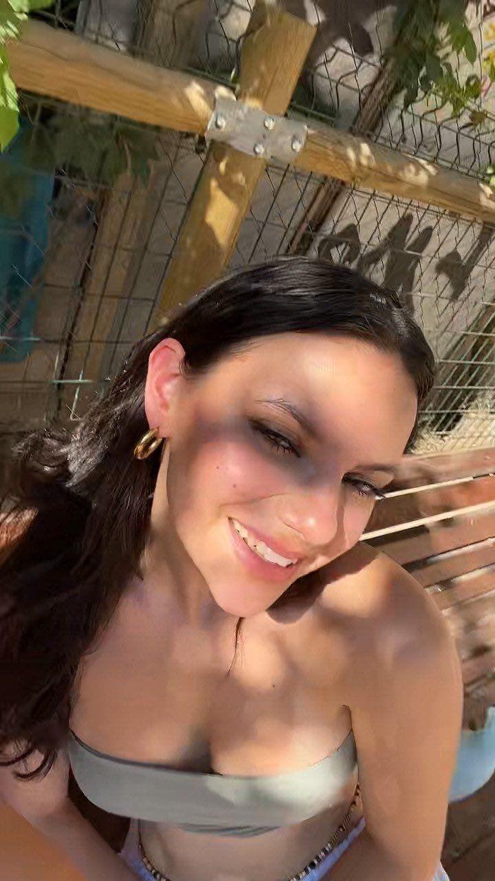 Снимок актрисы Dafne Keen в платье с откровенным вырезом. Снимок актрисы Dafne Keen в платье с откровенным вырезом.