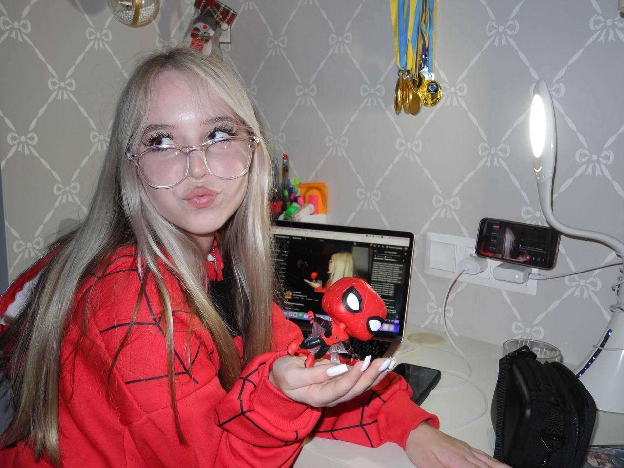 Необычные снимки за компьютером с фигуркой человека паука. Необычные снимки за компьютером с фигуркой человека паука.