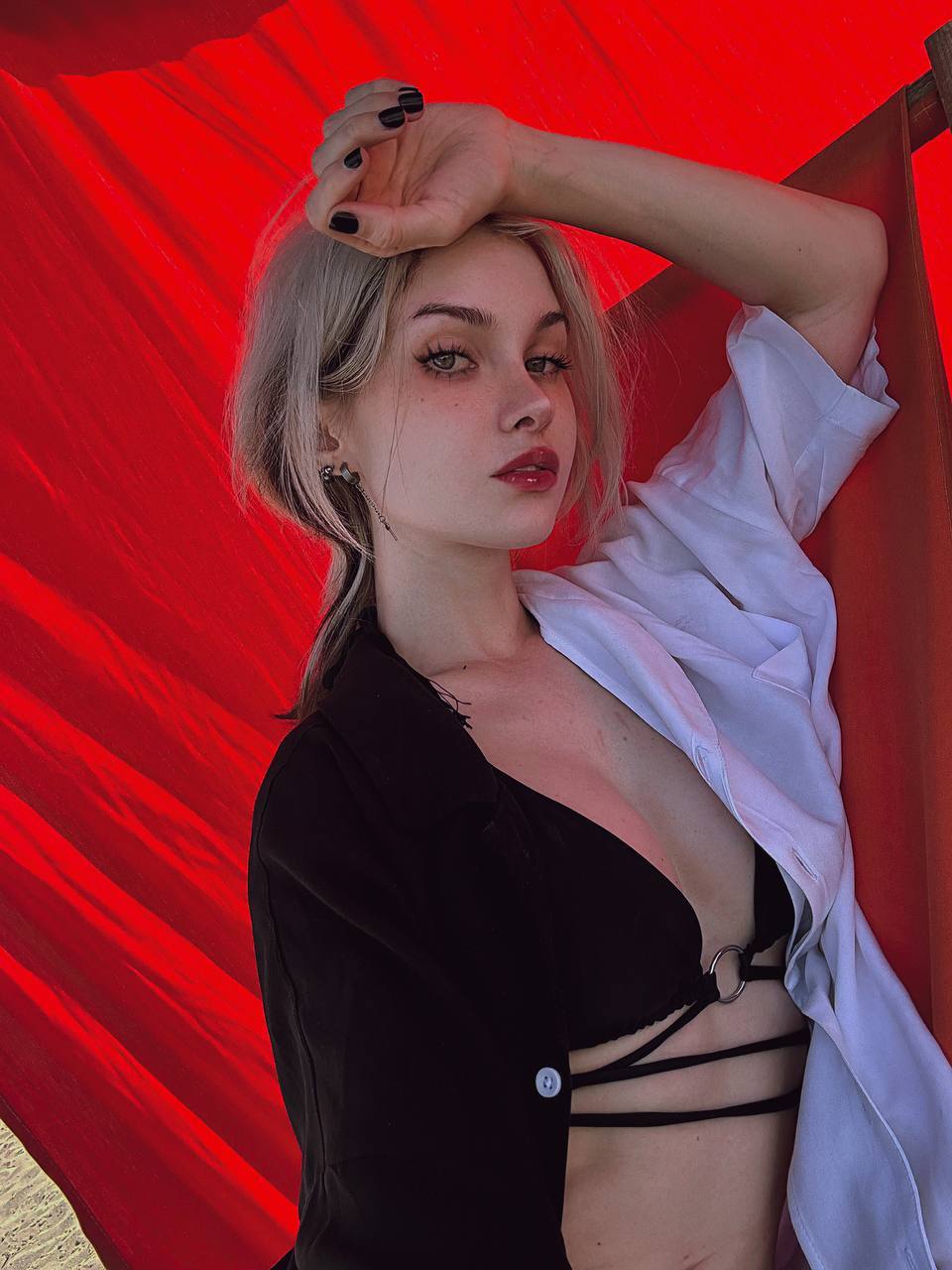 А на этом снимке блогерша Авеми засветила подписчикам свой чёрный лифчик. А на этом снимке блогерша Авеми засветила подписчикам свой чёрный лифчик.