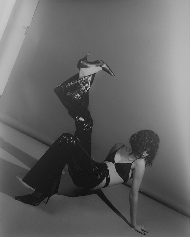 Откровенный снимок Маргариты в чёрных кожаных штанах и лифчике. Откровенный снимок Маргариты в чёрных кожаных штанах и лифчике.