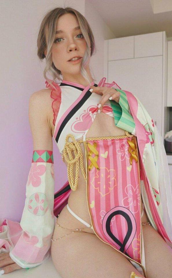 Красивый снимок Леи Горной в разноцветном Аниме наряде.