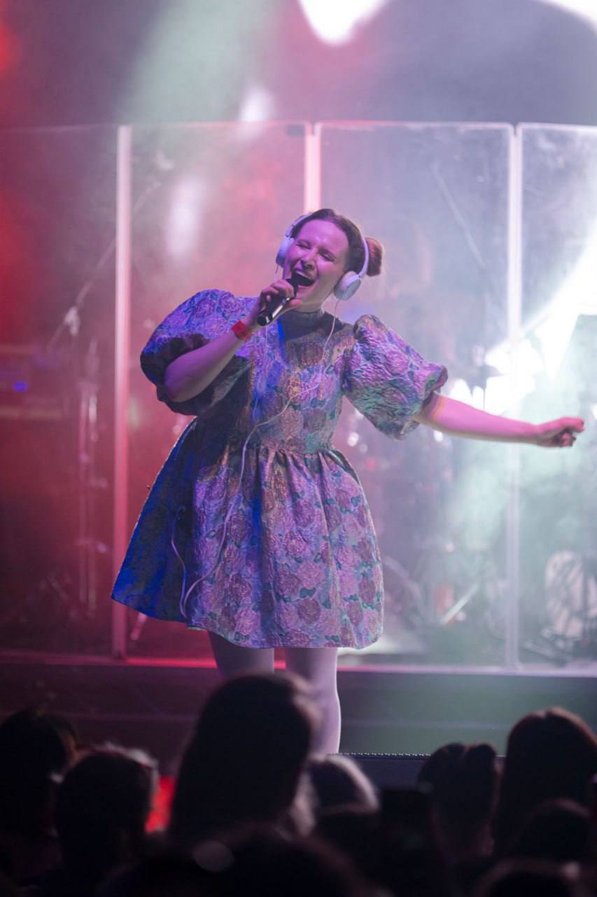 Смешные кадры с концертов с открытом ртом. Смешные кадры с концертов с открытом ртом.