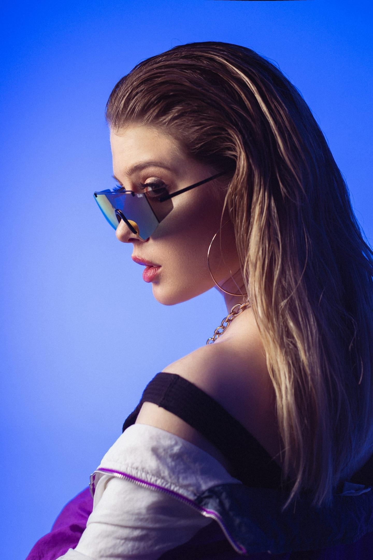 Кадры в профиль.