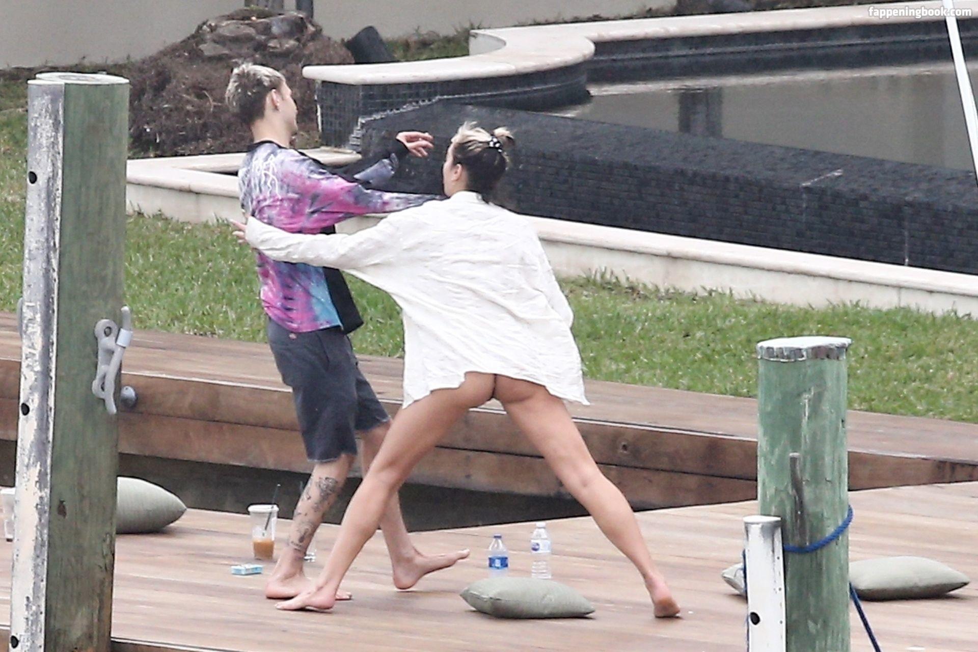 Фото Дуа липа в купальнике 2022. Фото Дуа липа в купальнике 2022.