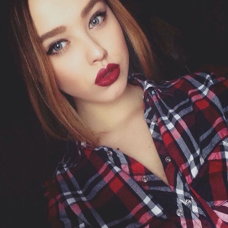 Стильная фотка с ярким макияжем. Стильная фотка с ярким макияжем.