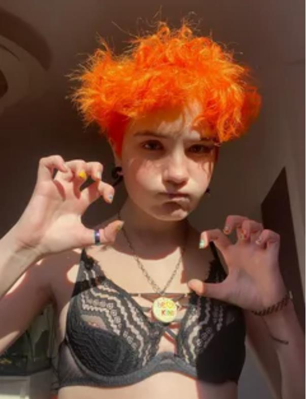 Откровенная фотография Оли "Тыквы" с оранжевыми волосами и в чёрном лифчике, слитая в сеть. Откровенная фотография Оли "Тыквы" с оранжевыми волосами и в чёрном лифчике, слитая в сеть.