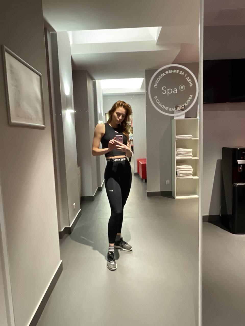 Селфи Марии в обтягивающем спортивном костюме.