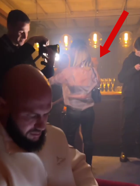 Слитые фотки Орловой на голой вечеринке.