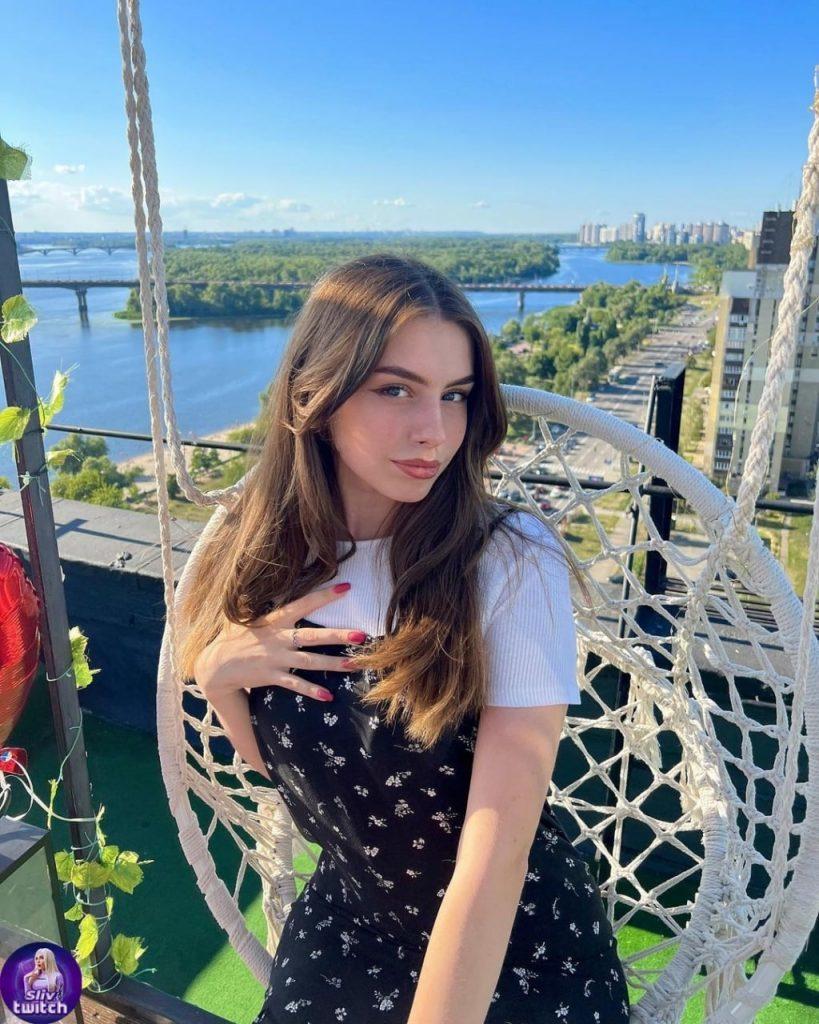 Она высокая и у нее очень классная внешность. Она высокая и у нее очень классная внешность.