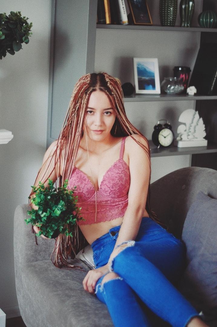 Горячая фотография Лагеевой с дредами и в розовом лифчике. Горячая фотография Лагеевой с дредами и в розовом лифчике.