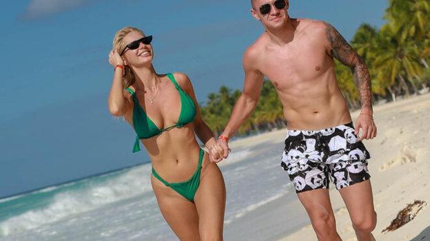 Летние горячие снимки поры на пляже в купальнике и шортах соответственно. Летние горячие снимки поры на пляже в купальнике и шортах соответственно.