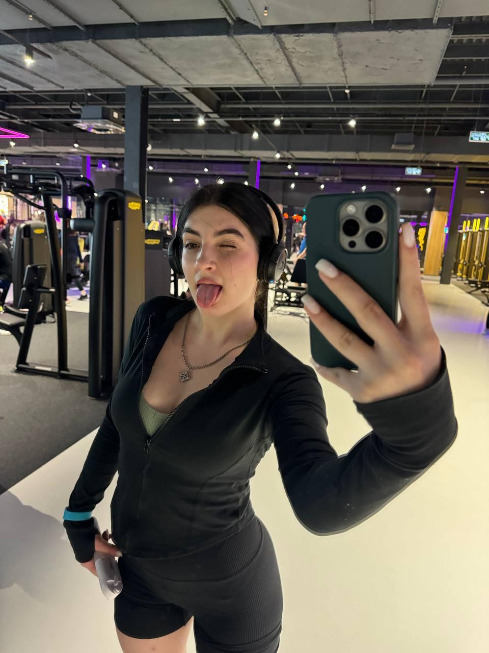 Слитое из ТГ селфи с высунутым языком.