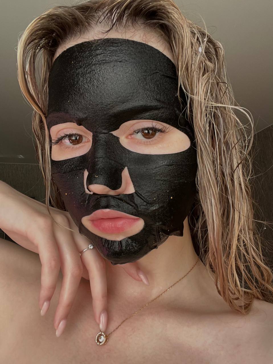 Смешной снимок на котором Ева в чёрной маске для лица, делает бьюти процедуры.
