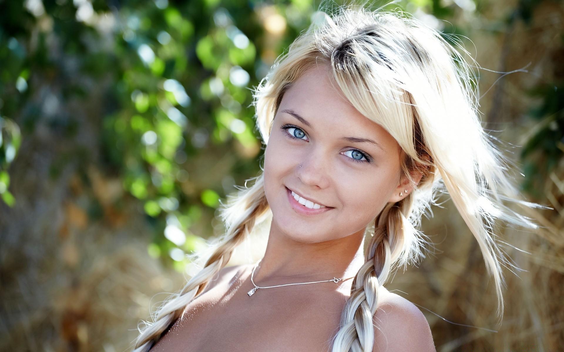 Красивая девушка с двумя косичками - обои на телефон.