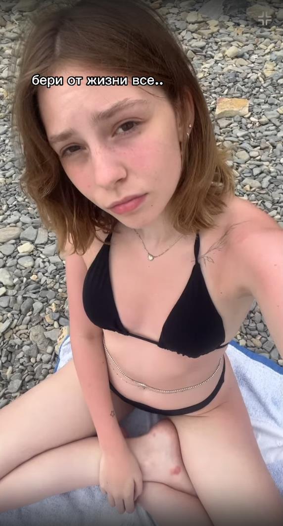 Горячее фото с pupka anupka со стрима во время отдыха в чёрном купальнике.